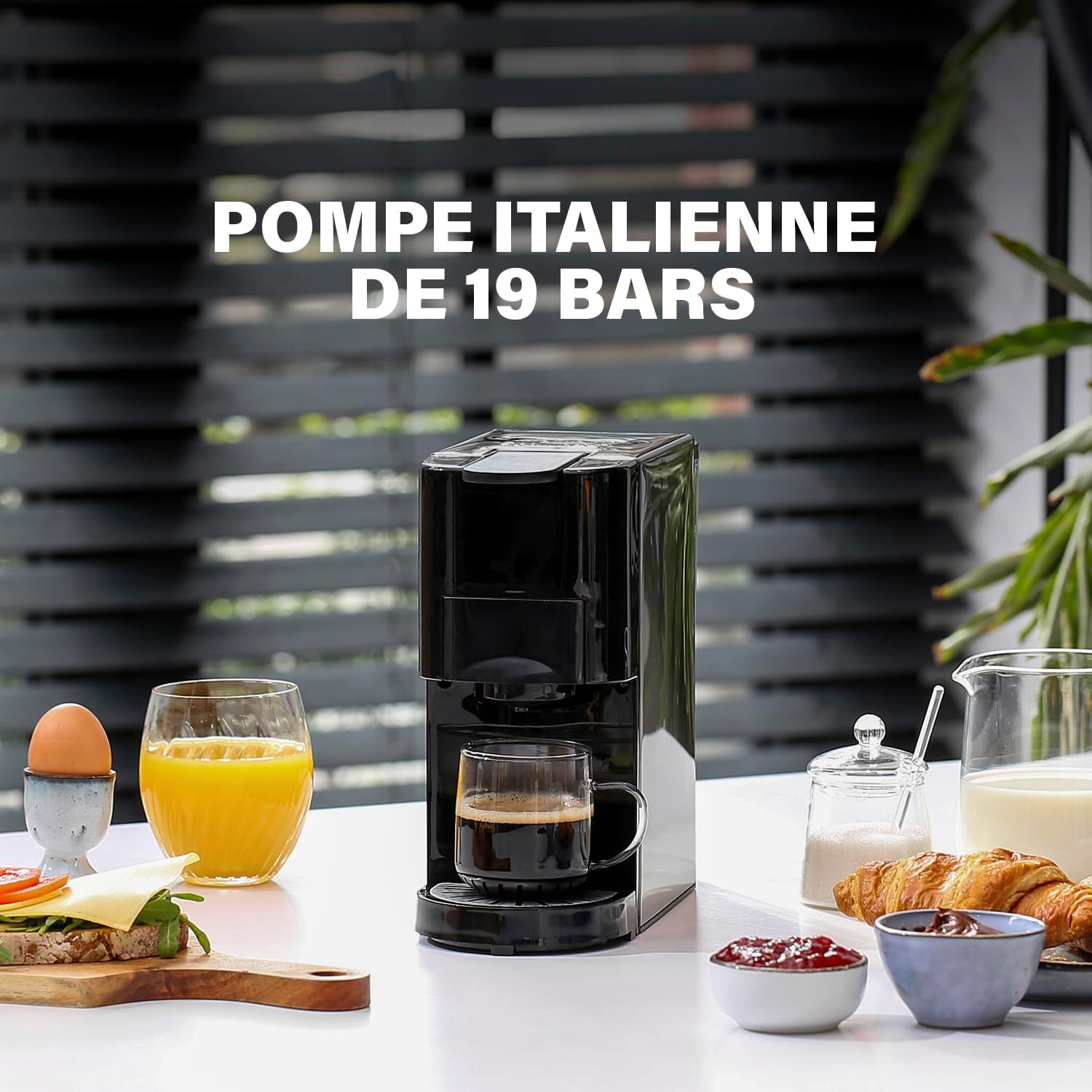 Cafetière compacte posée sur une table de petit-déjeuner